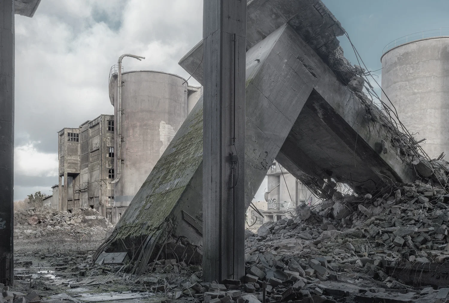 RUINS: Post-Industrial Society