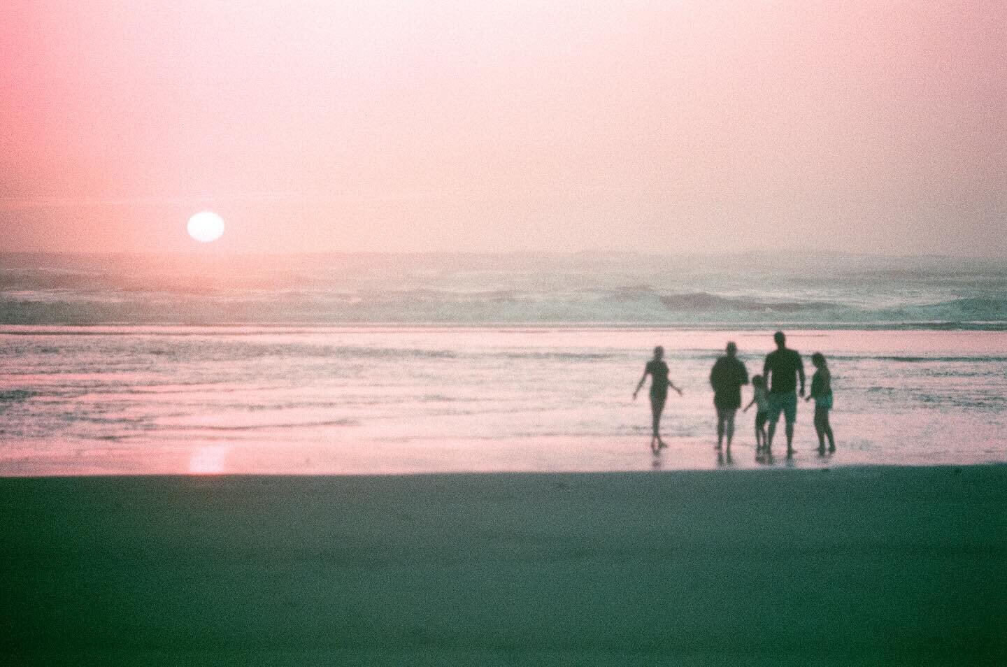 We spent a lot of time last year at the beach. Watching sunsets was one of the best parts. This was fall 2023 shot on LomoPurple400 and its really interesting in this light. Swipe for the rest of the sunset. 

Developed and scanned by the legends @mo