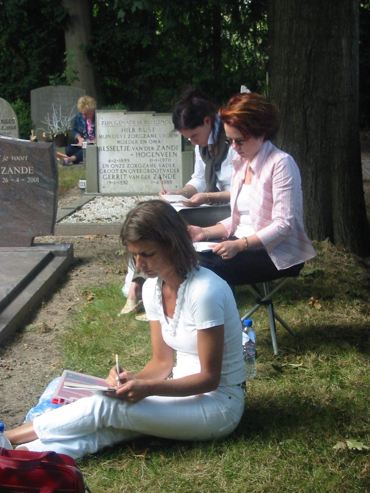 Schilderen in Hoogland (Amersfoort), op het kerkhof met zicht op het mooie witte kapelletje van Coelhorst