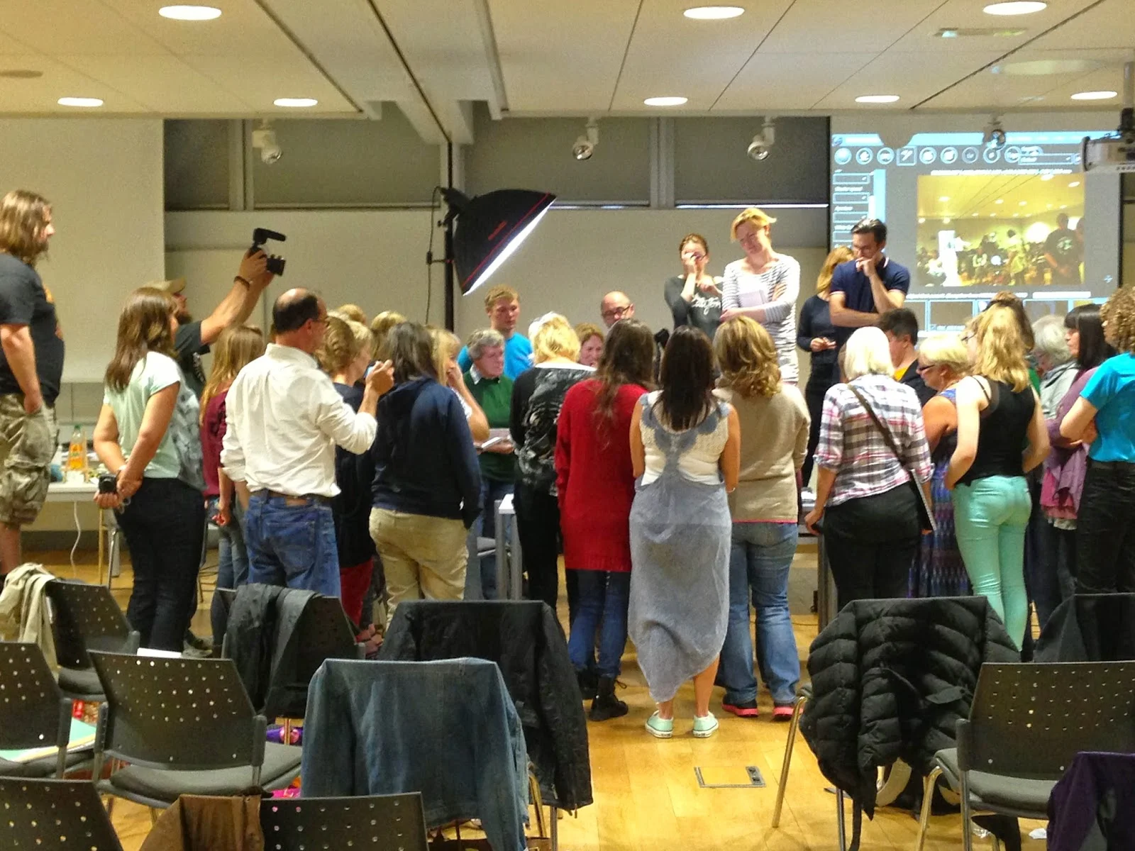 Believe it or not, Paul Foxton is in the middle of this crowd, doing his demonstration. 