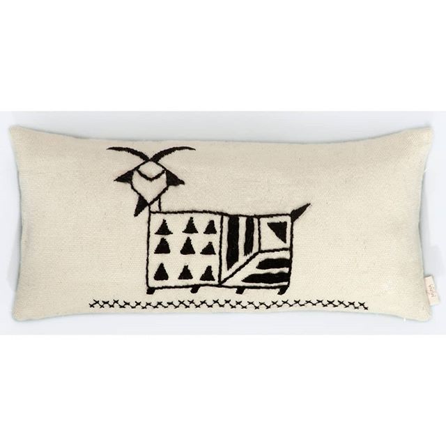 Embroidered GOAT pattern from the beautiful Italy an island Sardinia.
.
.
.
#munahome #woolpillow #embroideredpillow #goat #sardegna #sardiniandesign #ancientmethods #handwoven #kilim #kilimpillow