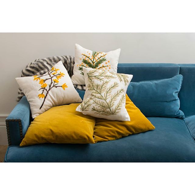 Would you like to add some yellow accents in your decoration? Here our 100%pillows with felted pattern.
.
.
.
#munahome #pillowlove #cushioninspiration #yellowchick #floralpillow #kissenliebe #kissen #cushionlove #decorativepillows #yellowflowers