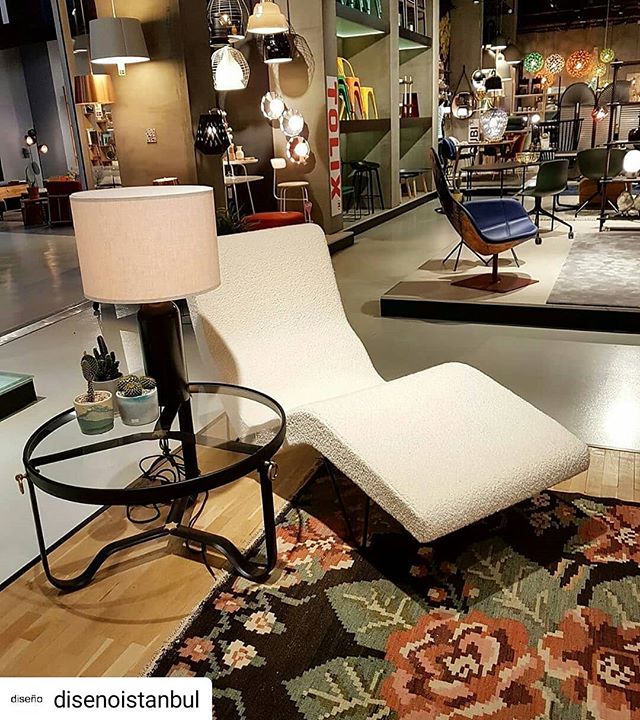 We loved the combination of the Gubi seat 50's style with our vintage Moldovian rug from the late 19th century at Dise&ntilde;o Istanbul.
. . .
#munahome #moldoviankilim #floralrug #oldandnew #bold #flowerrugs #vintage #vintagekilim #mixedstyles #pla