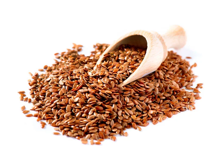A linhaça é rica em fibras e ômega-3, reduzindo a inflamação do corpo, melhorando o funcionamento intestinal e a memória.