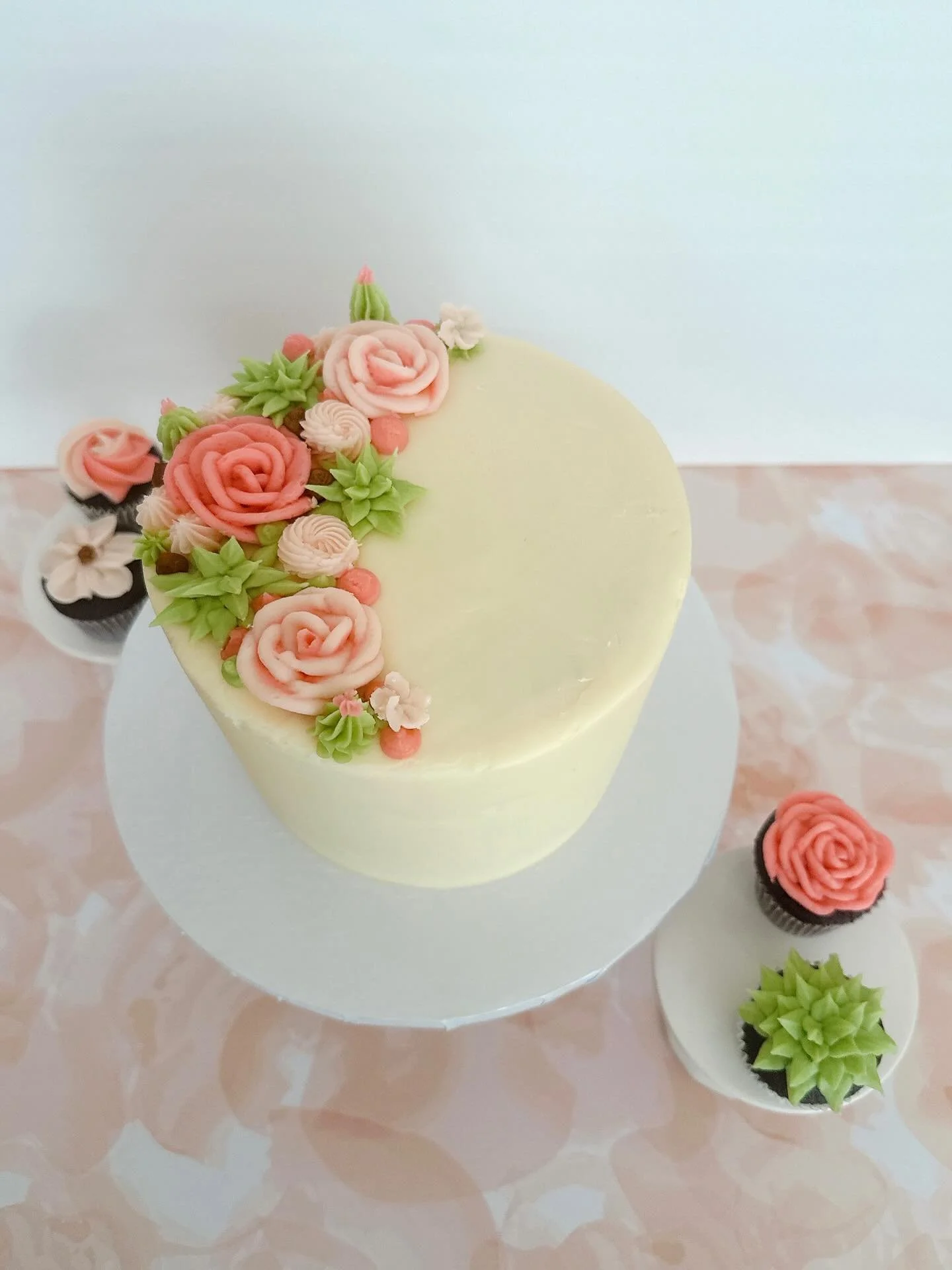 🌸 Cake Blooms 🌸

Beautiful floral cake accompanied by blossoming cupcakes. 

✨Too pretty to eat, but too delicious not to✨

Cocolous.com

#cocolous #cocolousbakeshop #floralcake #succulentcake #succulentcupcakes #buttercreamdreams #cakeart #denverb