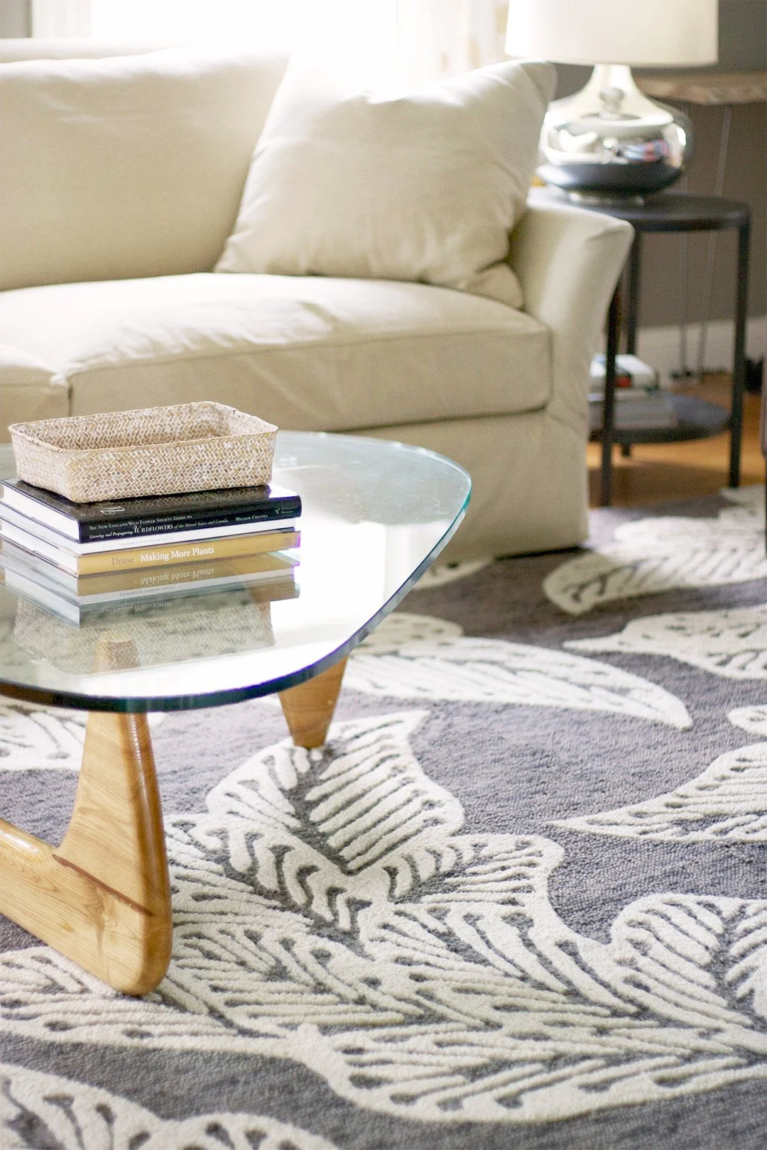 Taupe_leaf_rug_livingRoom.jpg