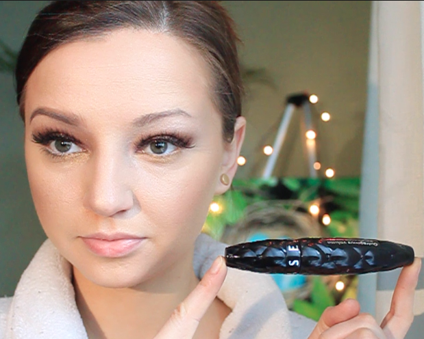 Step 9) Apply mascara on bottom lashes and roots of the top lashes to combine them with the false lashes