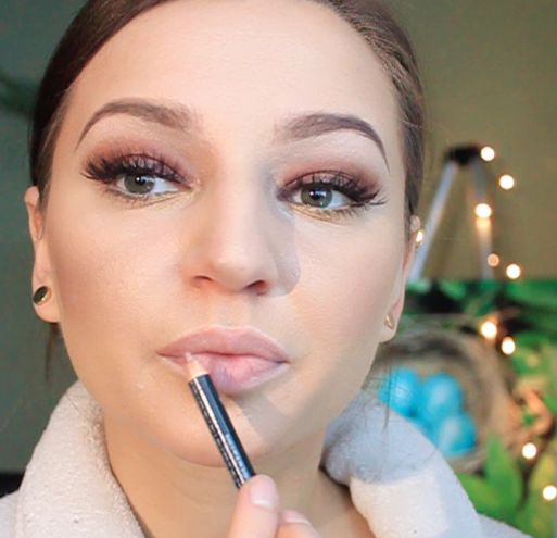 Step 13b) Fill in the entire lip.