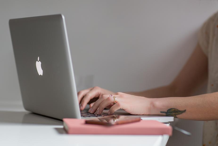 woman-using-macbook_925x.jpg