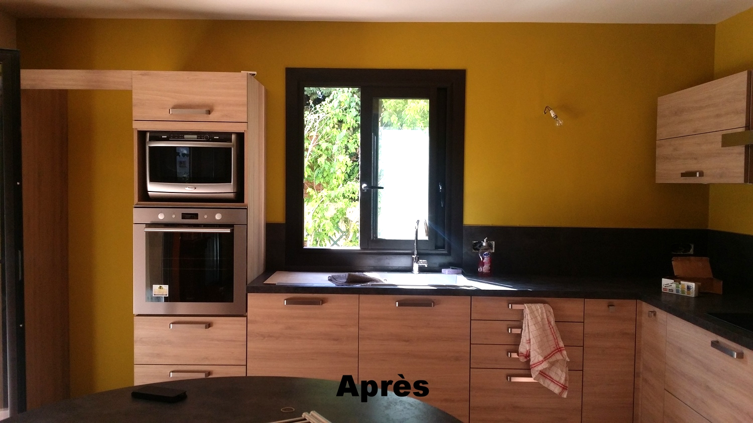 Les murs et le plafond ont été remis en état pour accueillir une finition de peinture très tendue. La couleur des murs donne de la chaleur, et fait écho à la végétation. L'ensemble crée une harmonie pétillant et invite la maitresse des lieux à cococter des petits plats pour sa famille. 