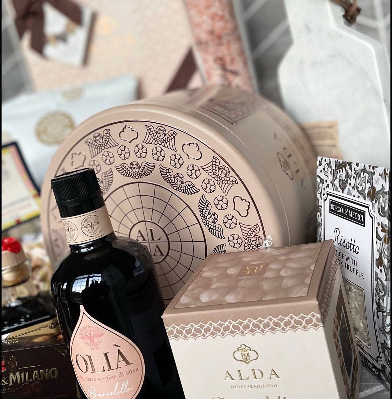 Bespoke Holiday Gift Baskets🎁
#italian #imported #vosgeschocolate
#tradizione #panettone #borgodemedici
.

.

Book Your Cozy Christmas Party with Quanto Basta. 

Inquire about our prix fixe menu or Buy out options email orders@quantobasta.ca
.
.
.
.