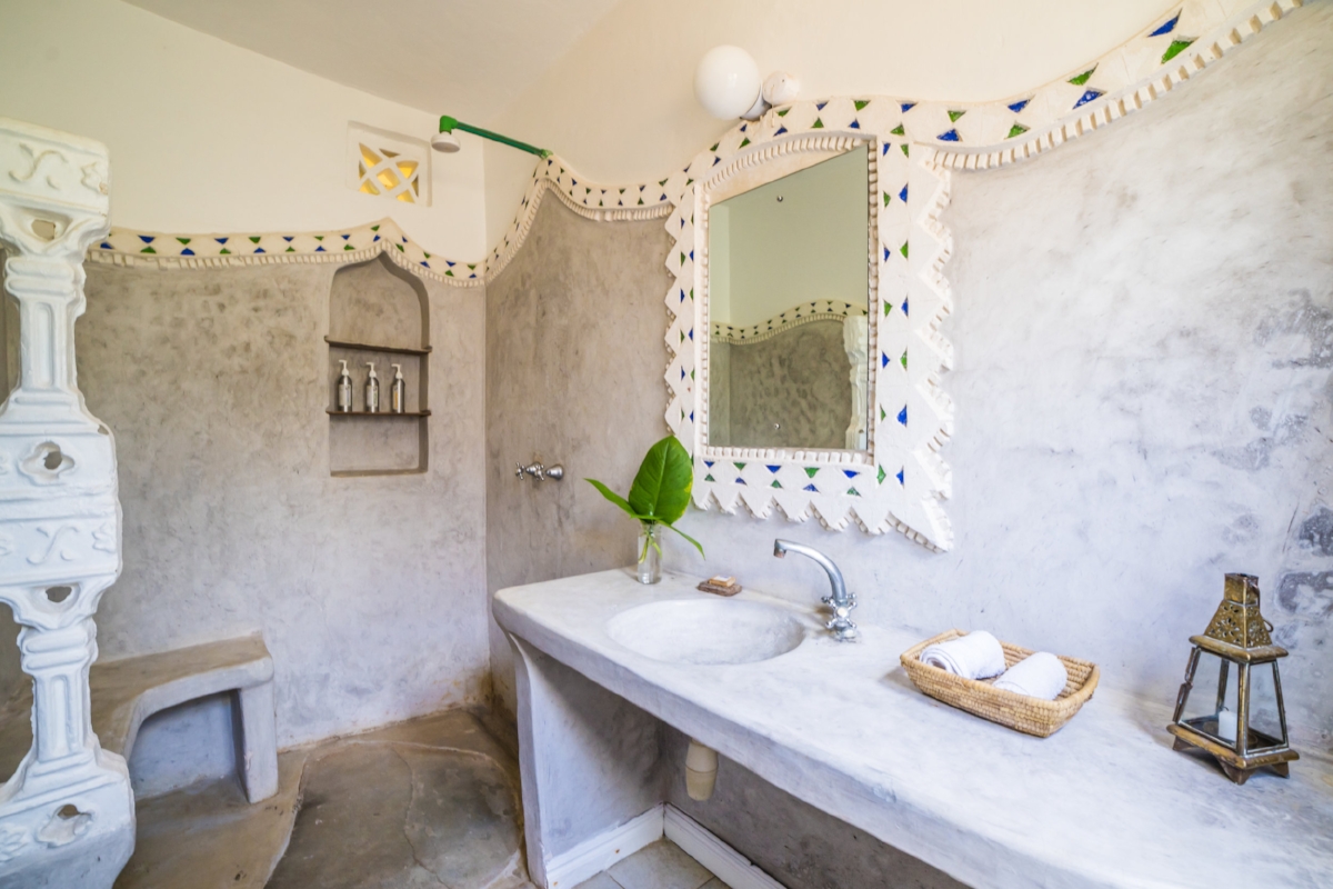 01-Bolt_bathroom.jpg