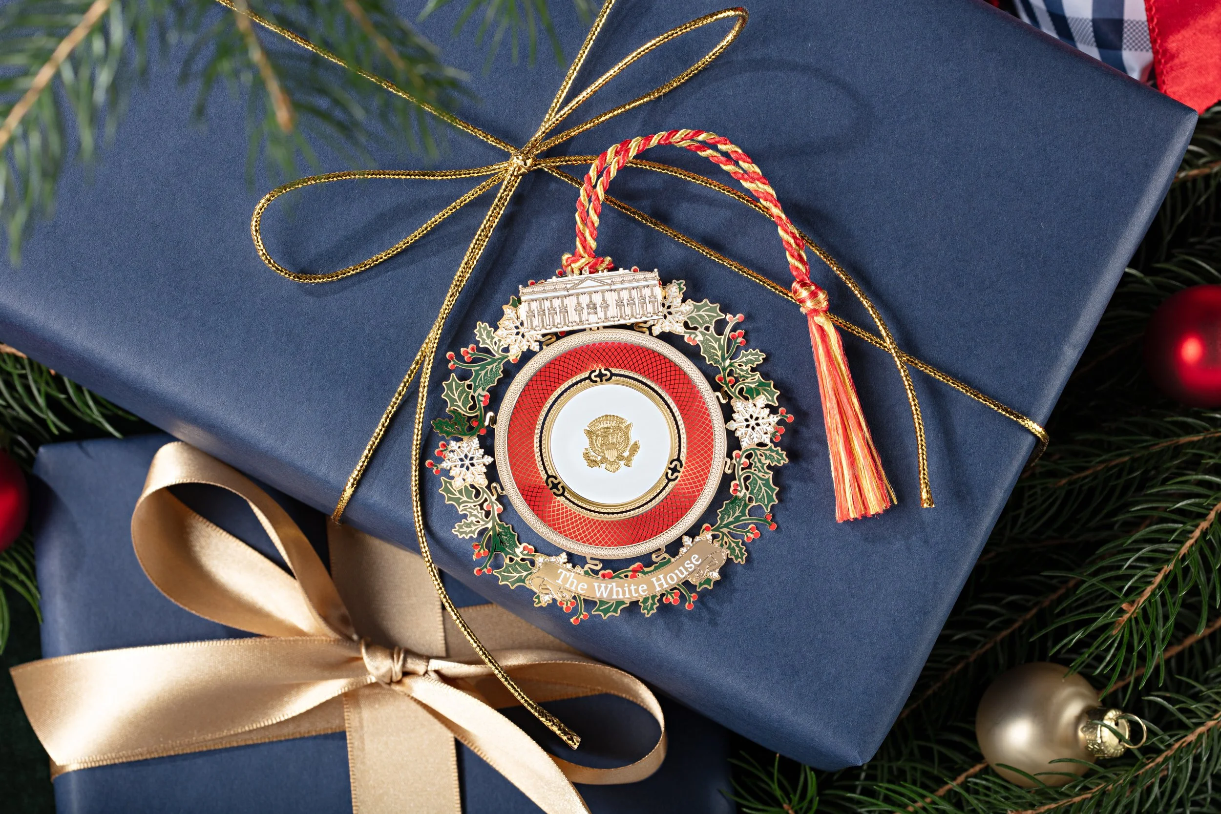 2025-Ornament-OnPresents-2888-Edit.jpg