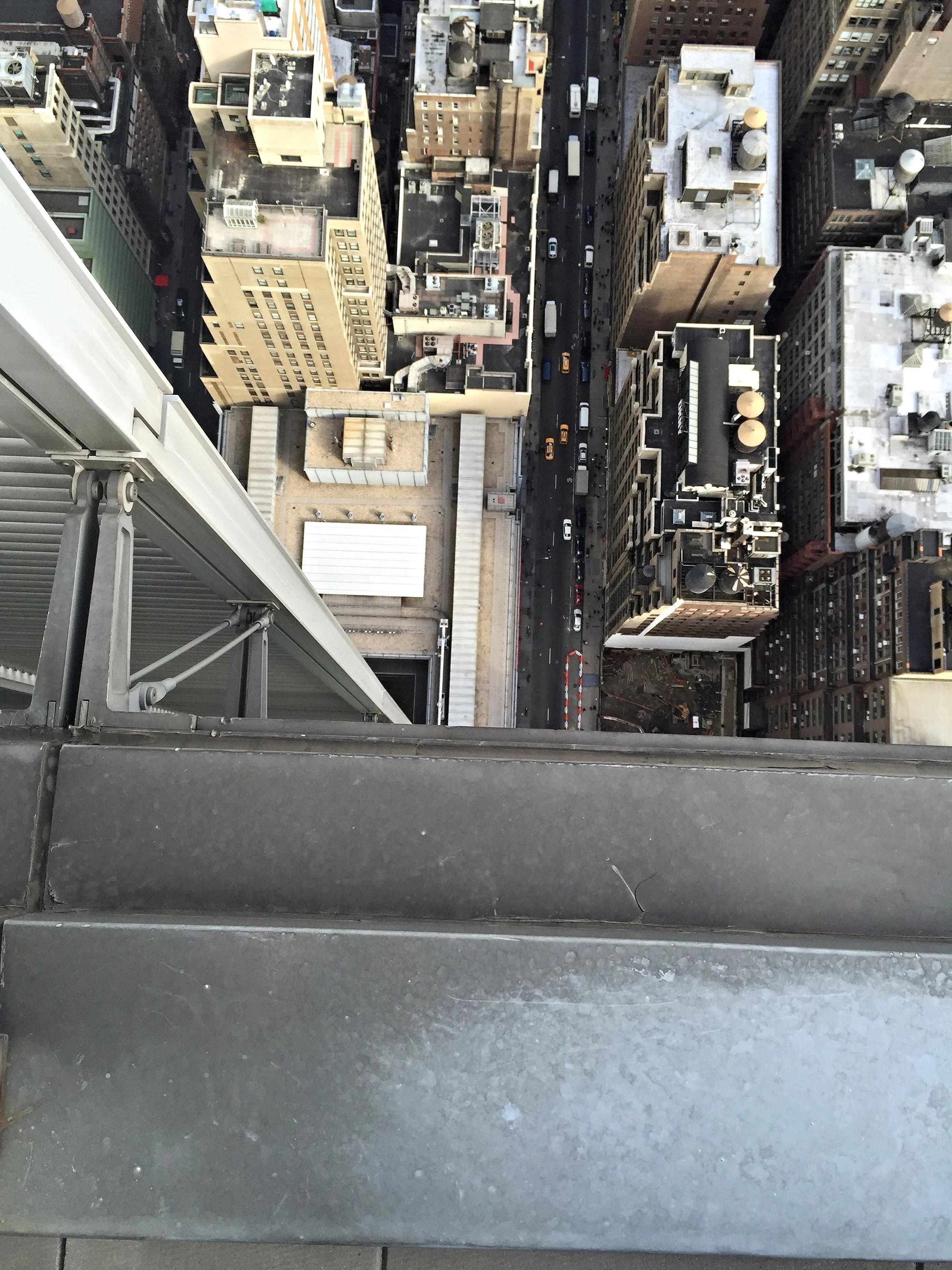 A shot straight down overlooking 40th Street.