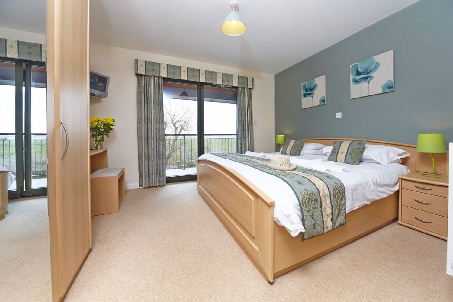 Waveney-River-Centre-main-bedroom.jpg