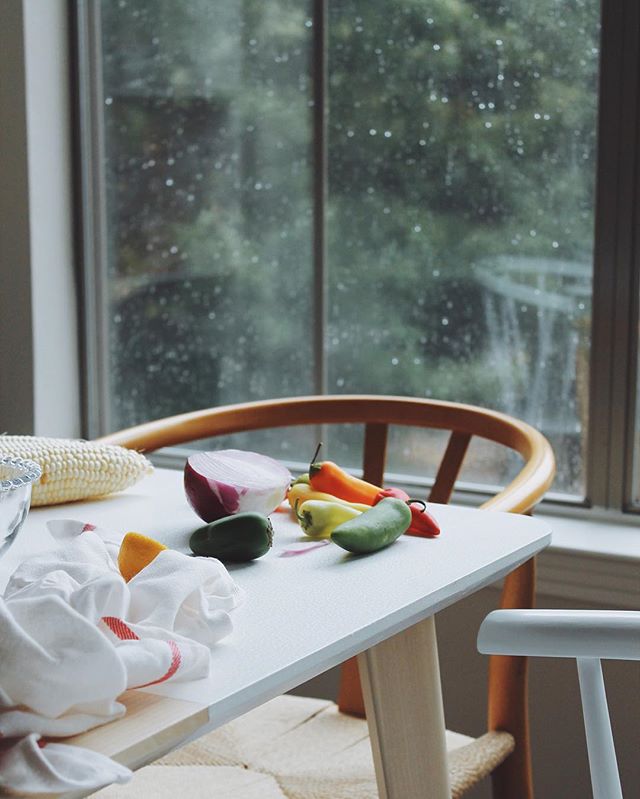 Making salsa watching the rain😌