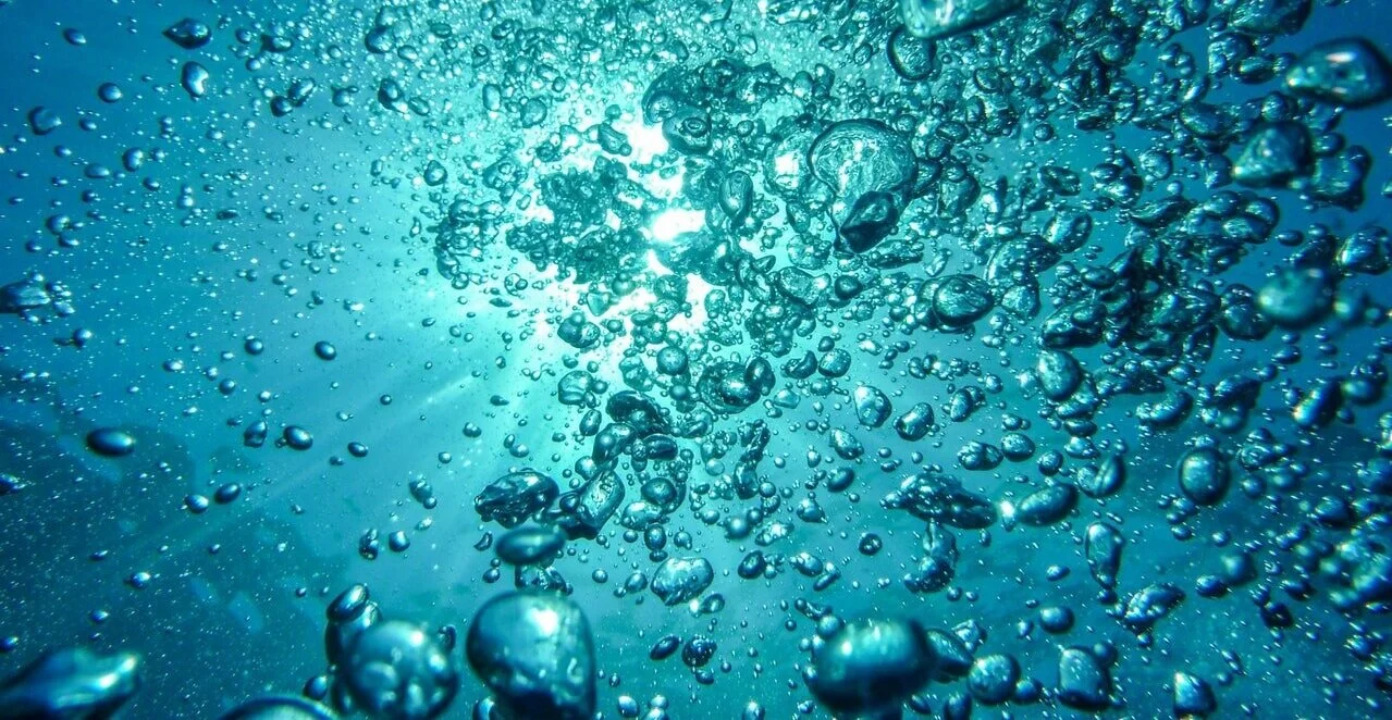 blue-drowning-liquid-bubbles.jpg