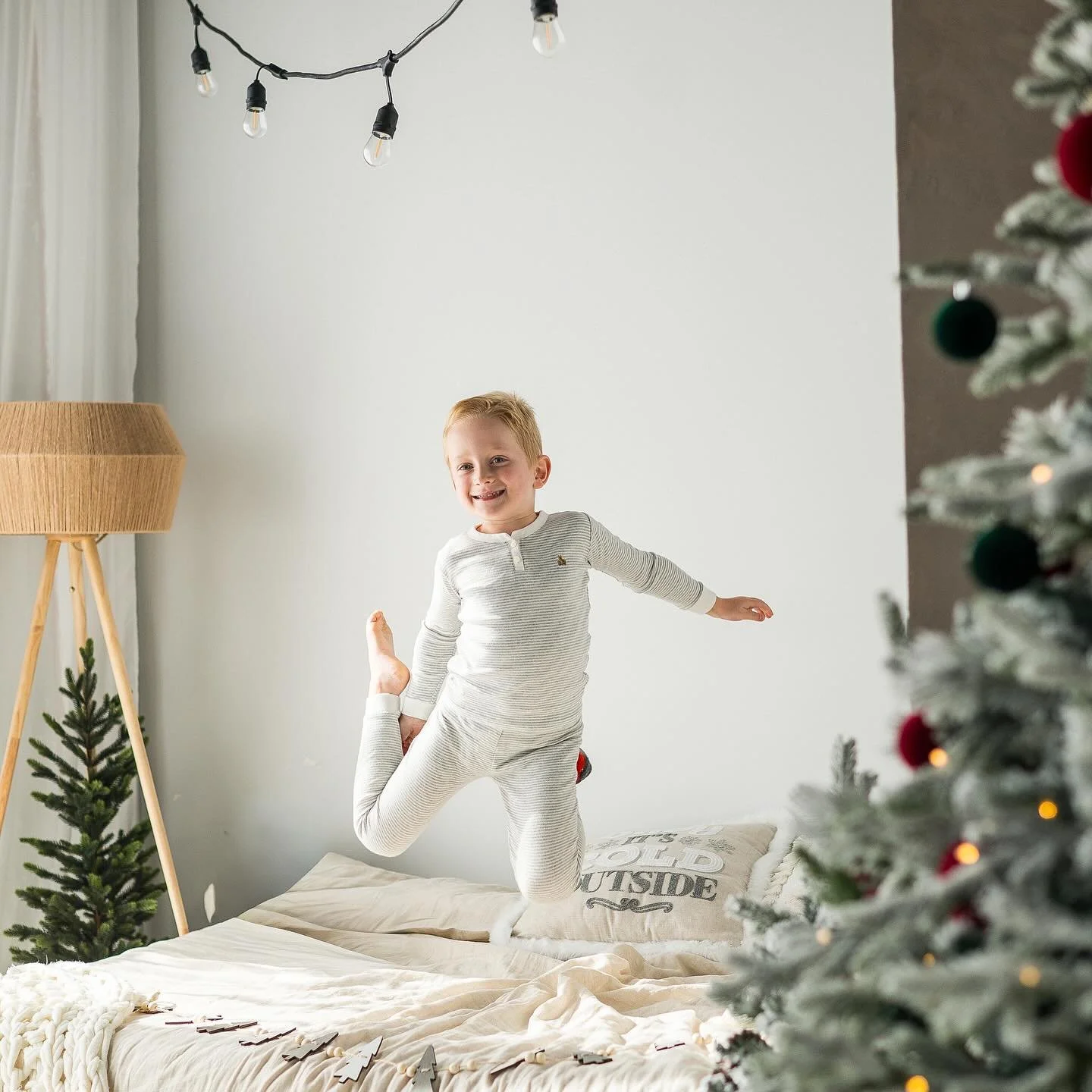 It&rsquo;s not hard to convince the kids to jump on the bed! Anything goes for the perfect Christmas photo&hellip;🎄📸 
BOOK ONLINE to grab your spot! Link in bio.