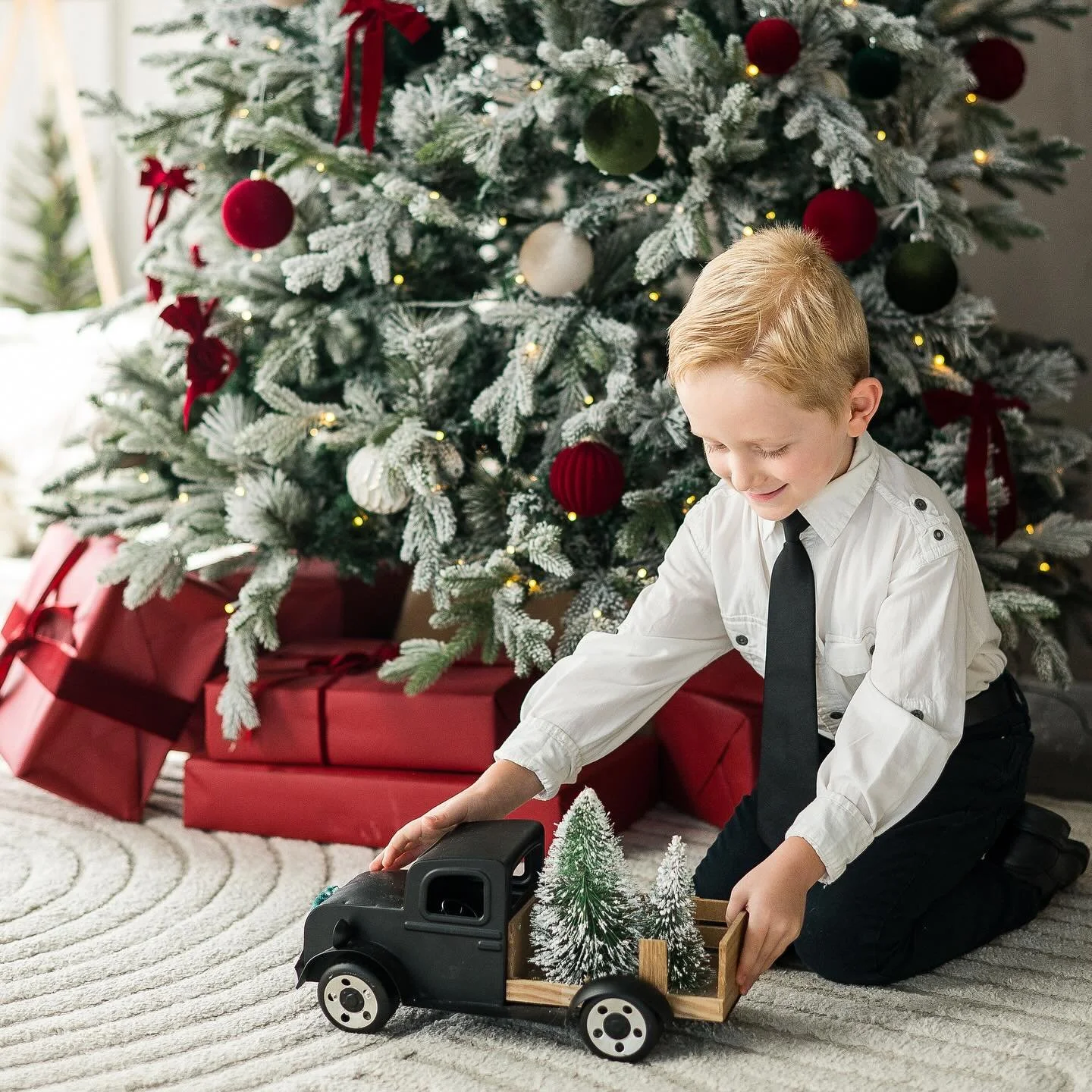 Christmas minis are booking now! Grab your spot online - link in bio! 🎄📸