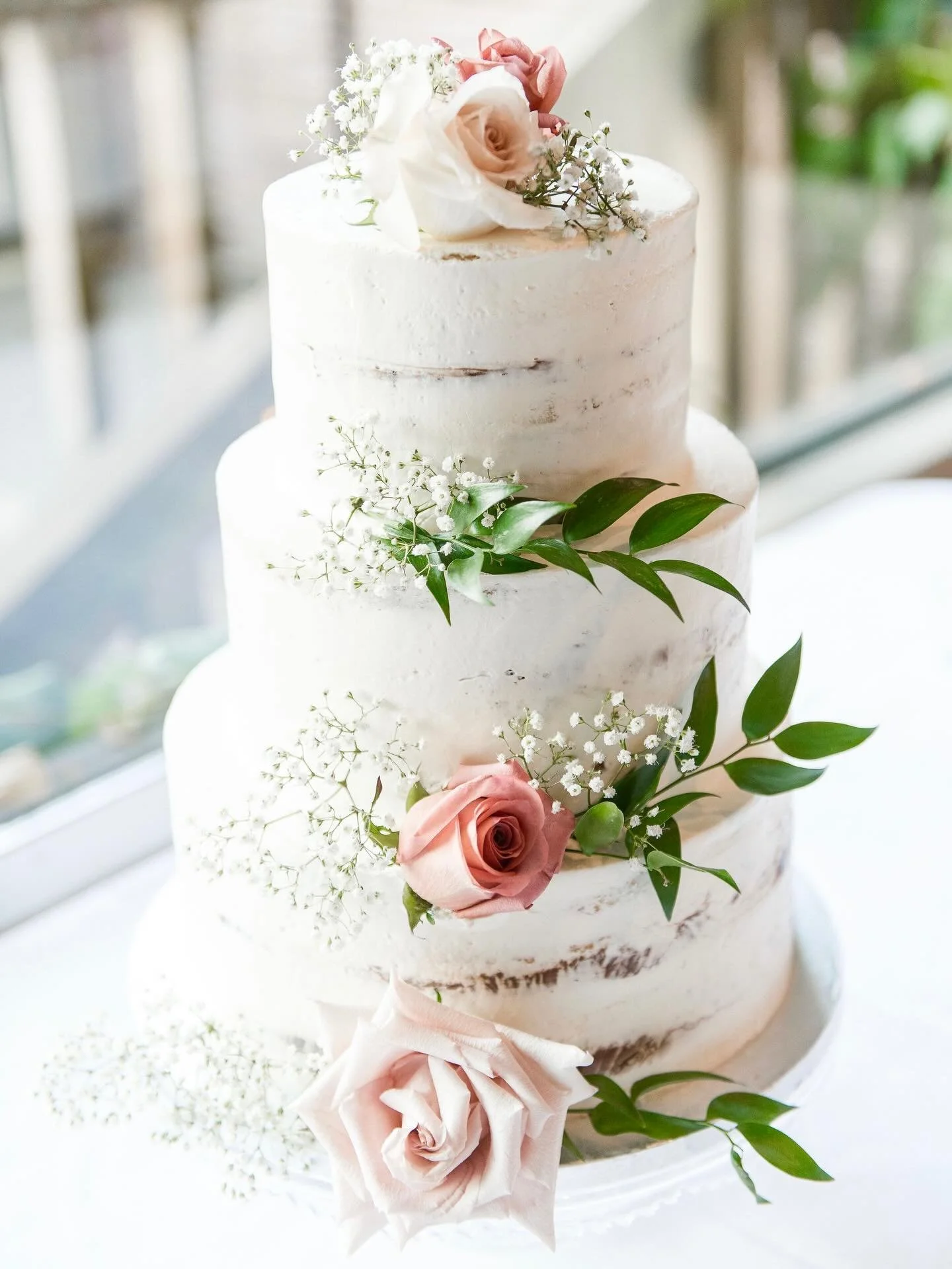 Wedding cake perfection by @cadeauxbakery! Simple, yet stunning! 🍰✨

#vandusengardenwedding #shaughnesseyrestaurant #weddingcakeinspo #vancouverweddingphotographer