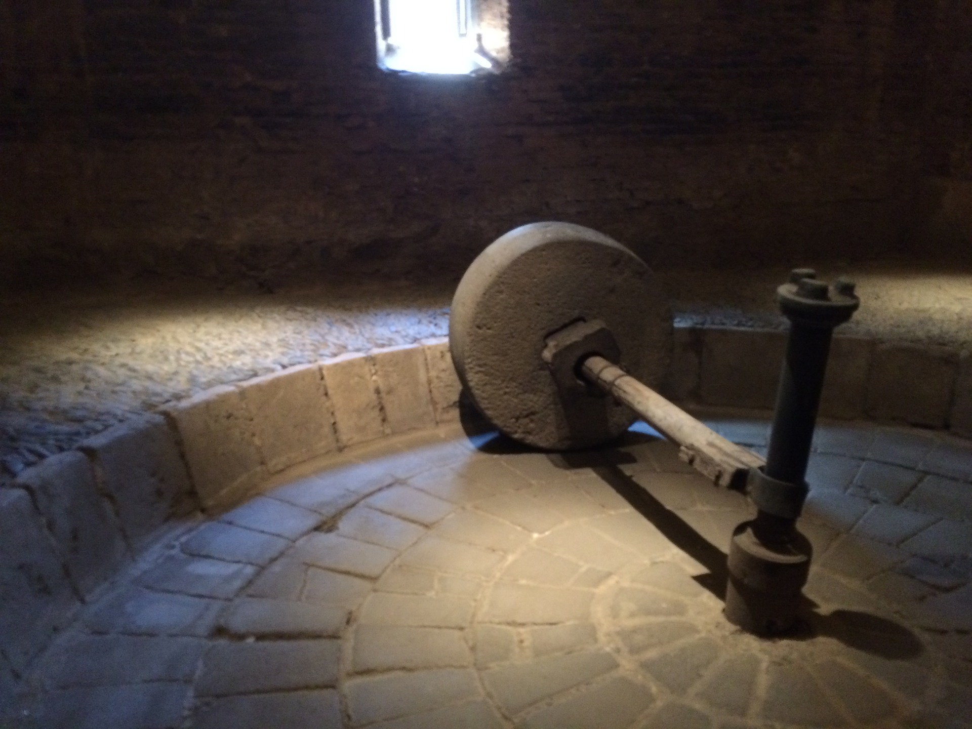 Stone mashing mill.