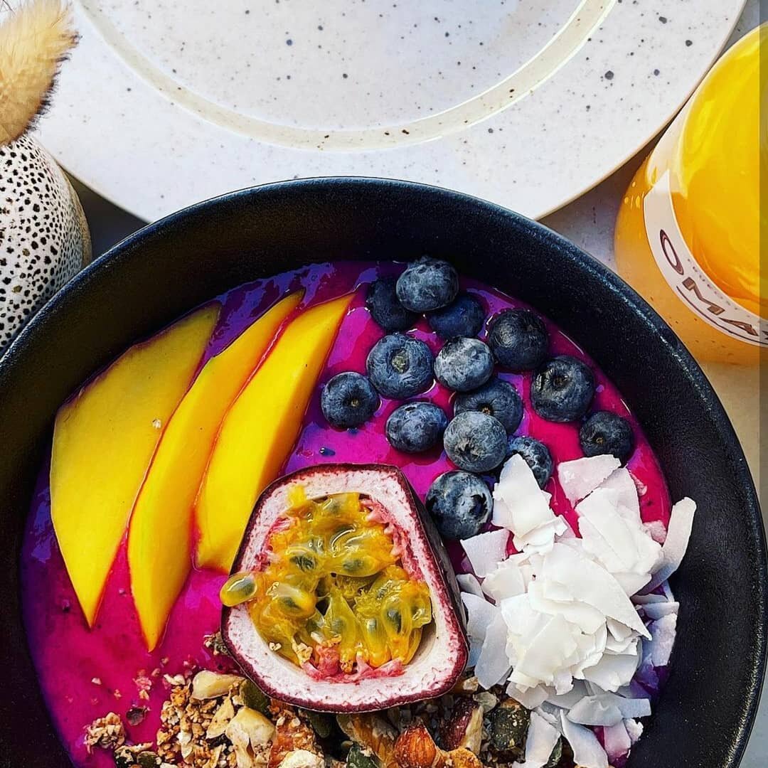 Pitaya Bowl now at @omayma_nytorget! This pink beauty made with Macacos Pitaya is pure and creamy deliciousness, so head over to Omayma for the perfect spring vibes!☀️🌺😍💗 

Did you know that Pitaya is known to rejuvenate the liver?😮🙌