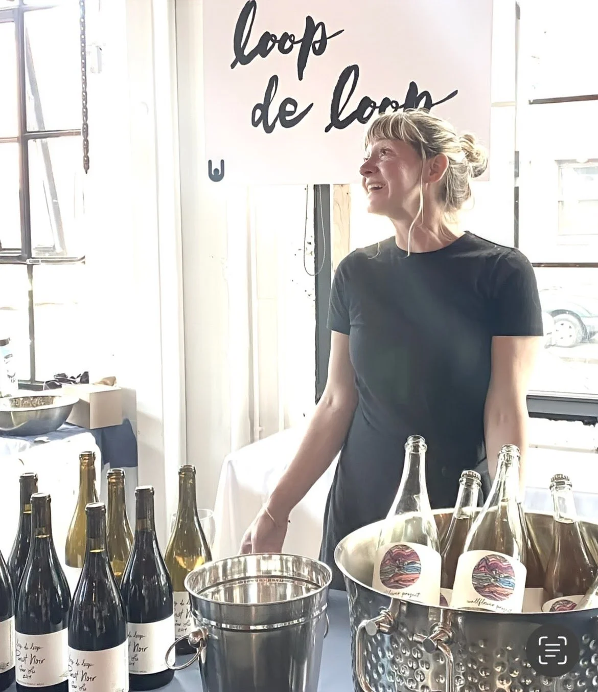 Loop de loop Julia pouring.jpg