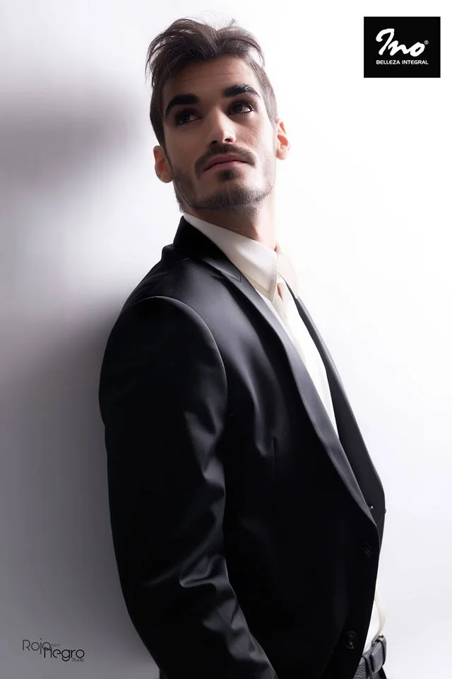 modelo elegante formal desde otra perspectiva.jpg