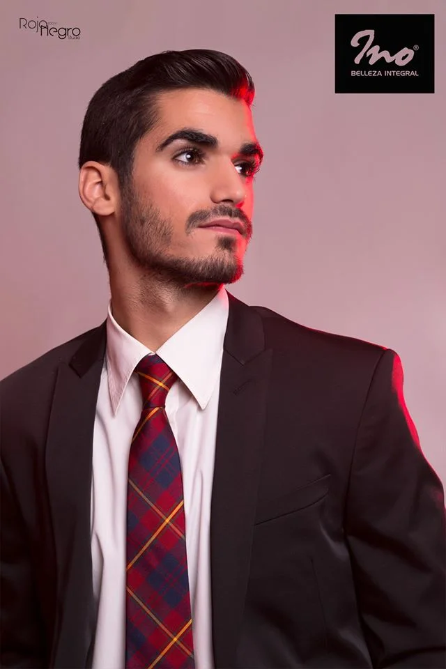modelo guapo con corbata.jpg