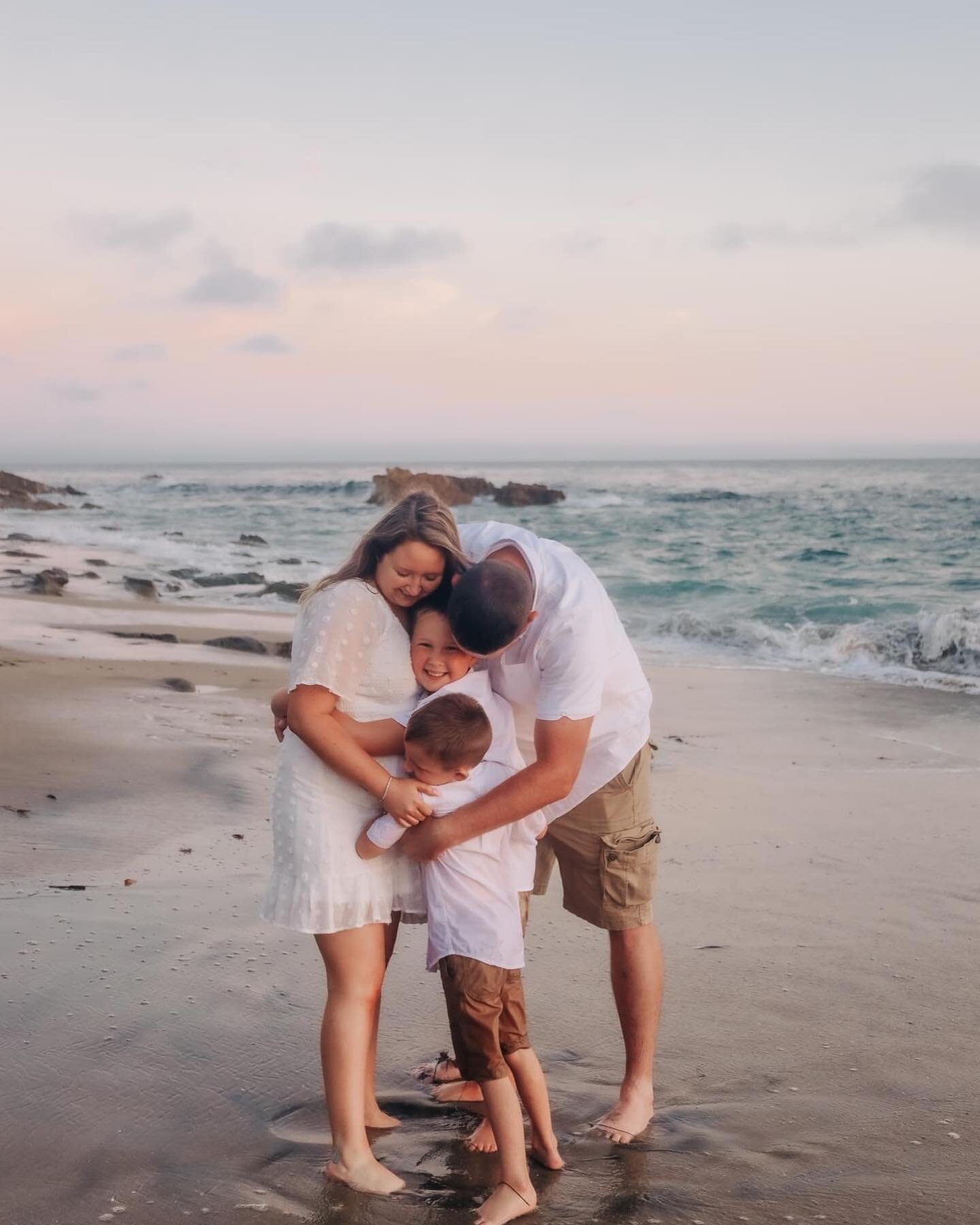 Groth Family ✨
&bull;
A dreamy sunset in Laguna 🌅
&bull;
Sharing some of my favs from this photoshoot 📸💗🦋
&bull;
#anaheimphotographer #anaheimphotography #anaheimphoto #disneylandphotographer #disneylandphotography #disneylandphoto #ocphotographe