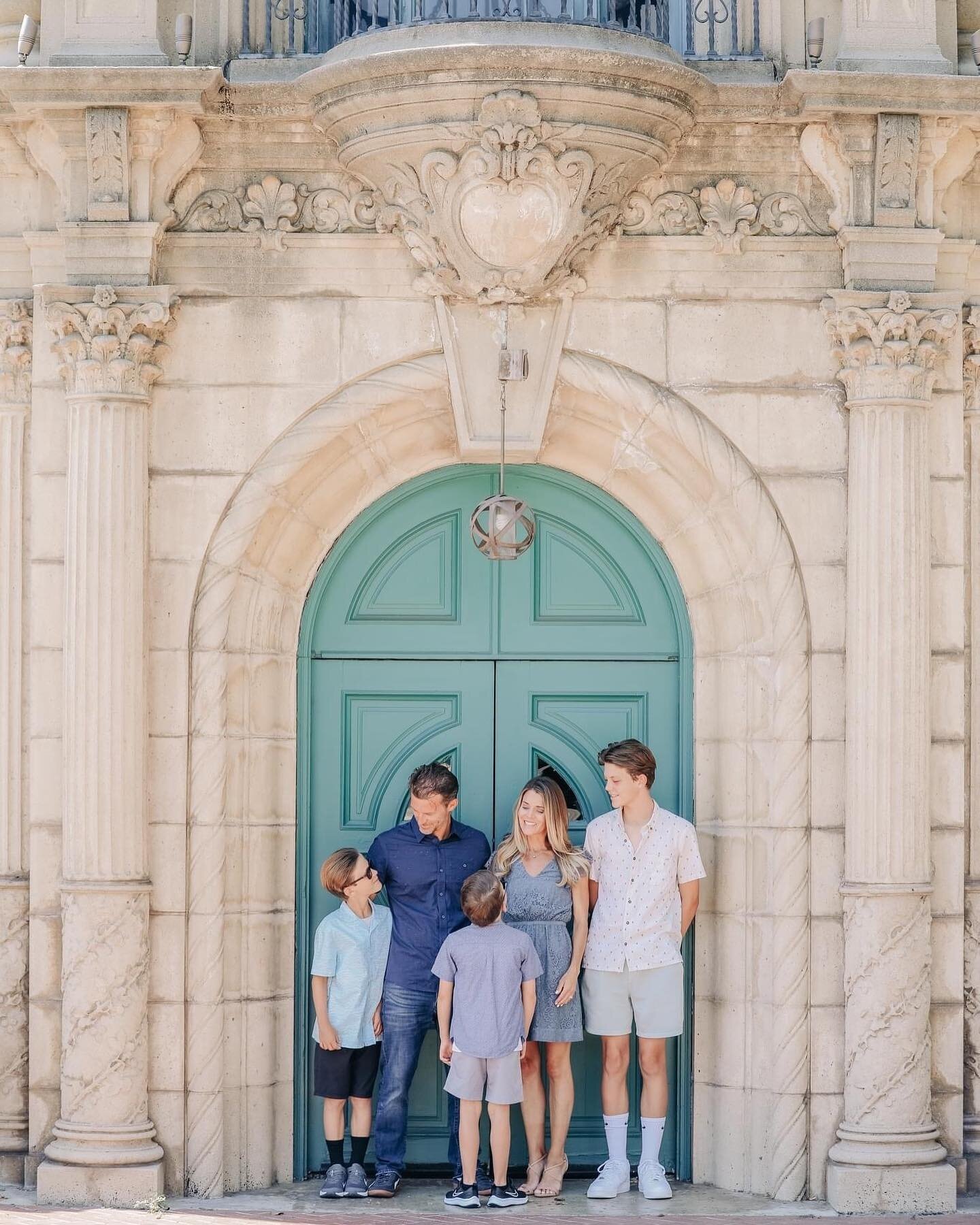 Montgomery Family ✨
&bull;
Loved this special time together in Claremont 💙🦋😍
&bull;
Do we love posts or reels better for enjoying photos? 🧐😍🌄 please share your thoughts 🥰🍄📸
&bull;
#ocfamilyphotographer #ocfamilyphotography #orangecountyfamil