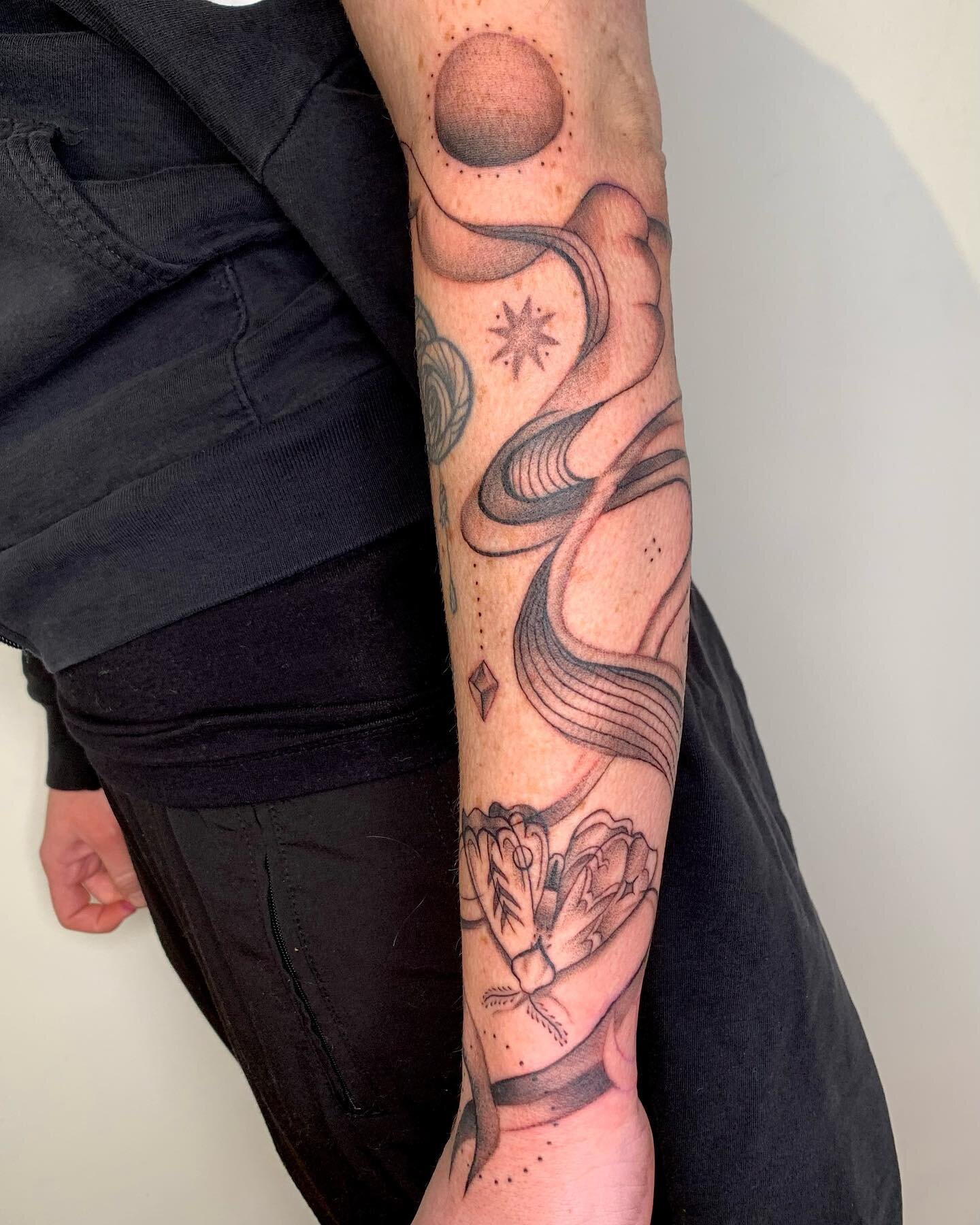 Freehanded ✍️🖼️this really fun abstract piece for Chelsea yesterday! Thanks for sticking it out so long! 
.
.
.
.
.

.
.
.
.
#pdxtattooartist #milwaukietattoo #abstracttattoo #qttr #freehandtattoo #freehandtattooartist