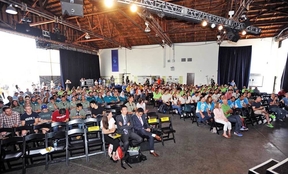 award_ceremony_crowd_web.jpg