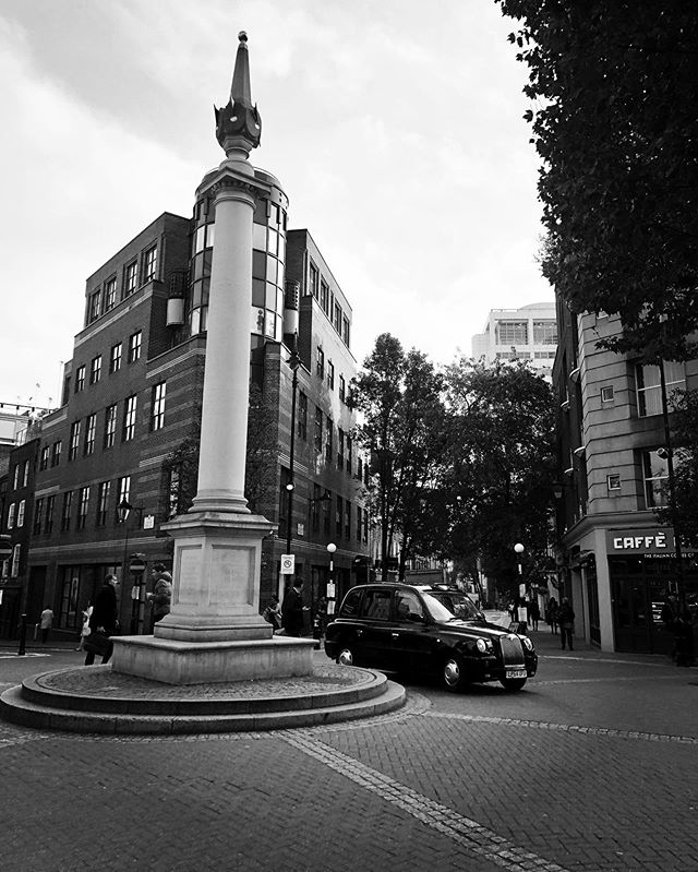 #coventgarden #roundabout #england #london #streetphotography #londonstreets #taxi #blackandwhite #londonphotography #photography #europeanvacation #uk
