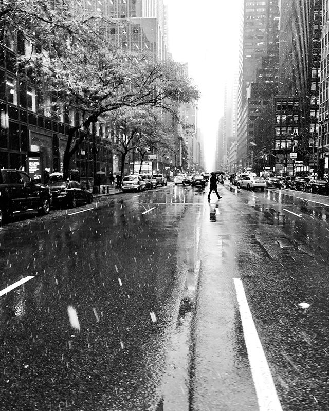 #winterinnewyork #newyorkcity #manhattan #snowyday #blackandwhite #photography #nycphotography #nycstreets #midtown #nyc
