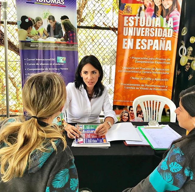 #Repost @marieldesaiz
・・・
Hoy @grupoidiomas presente en la feria de universidades del colegio Liceo Los Andes @liceolosandes.ec . Promocionando los programas de idiomas para las vacaciones del 2020, y asesorando a los estudiantes que quieren estudiar la universidad en España.