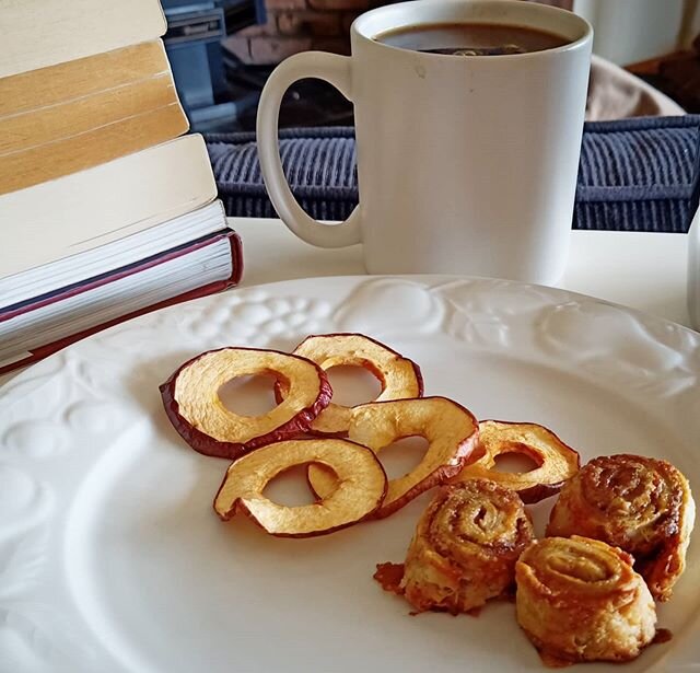 I didn't have enough ingredients to make a full apple pie for @clarebowditch 's @yarravalley_writersfestival session, so I've made a &quot;deconstructed&quot; apple pie.
.
.
.

Homemade dried pink lady apple rings and mini cinnamon snails. One of eac