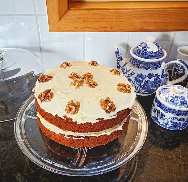 Having trouble concentrating on editing? What if it's low blood sugar? Don't risk it! Bake a cake now... Is what I thought to myself at 1am. 🧠🍰 And so I present to you Hasty Carrot and Nutmeg Cake with Lemon Butter Icing - the boost all editors nee