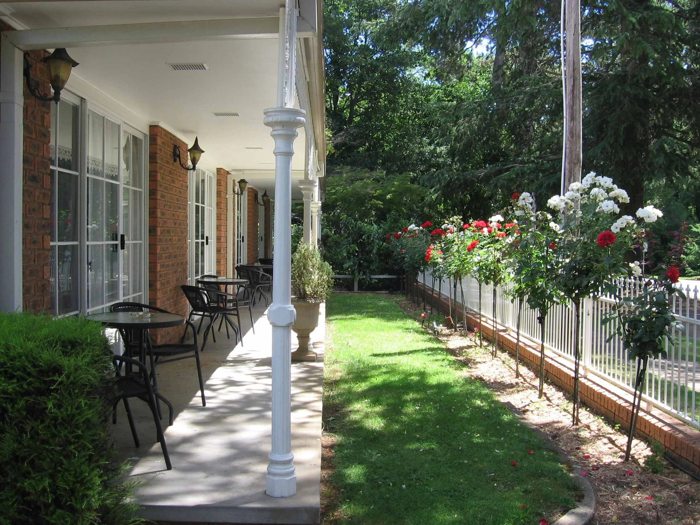 Front courtyard John Bright Motor Inn