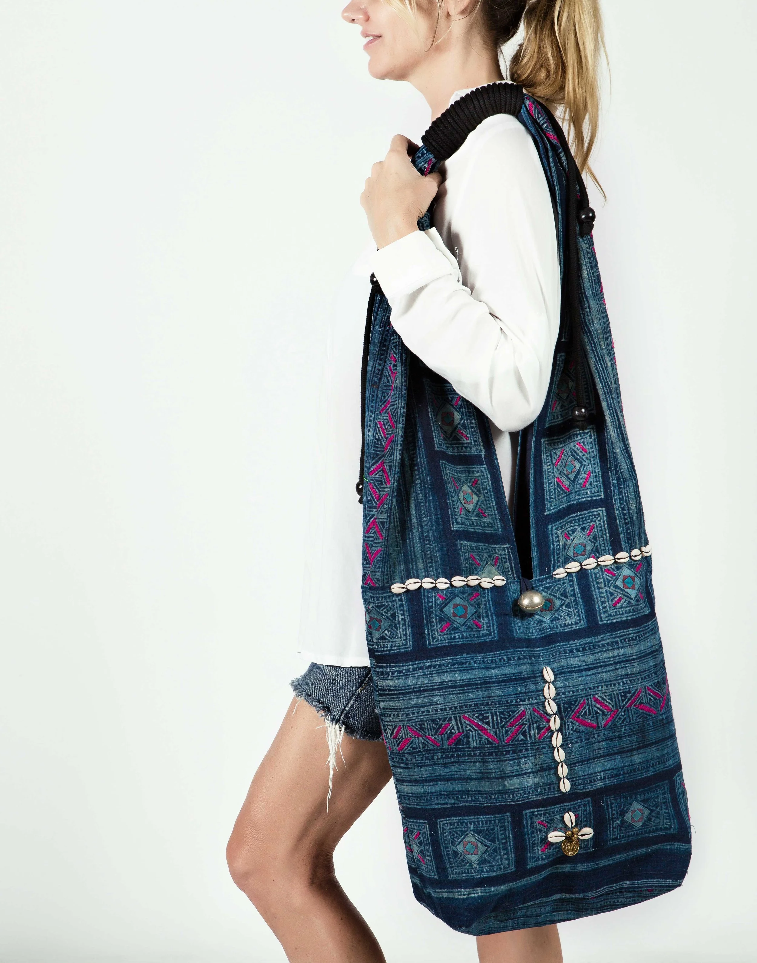 Hobo-Bag---vintage-indigo-model.jpg