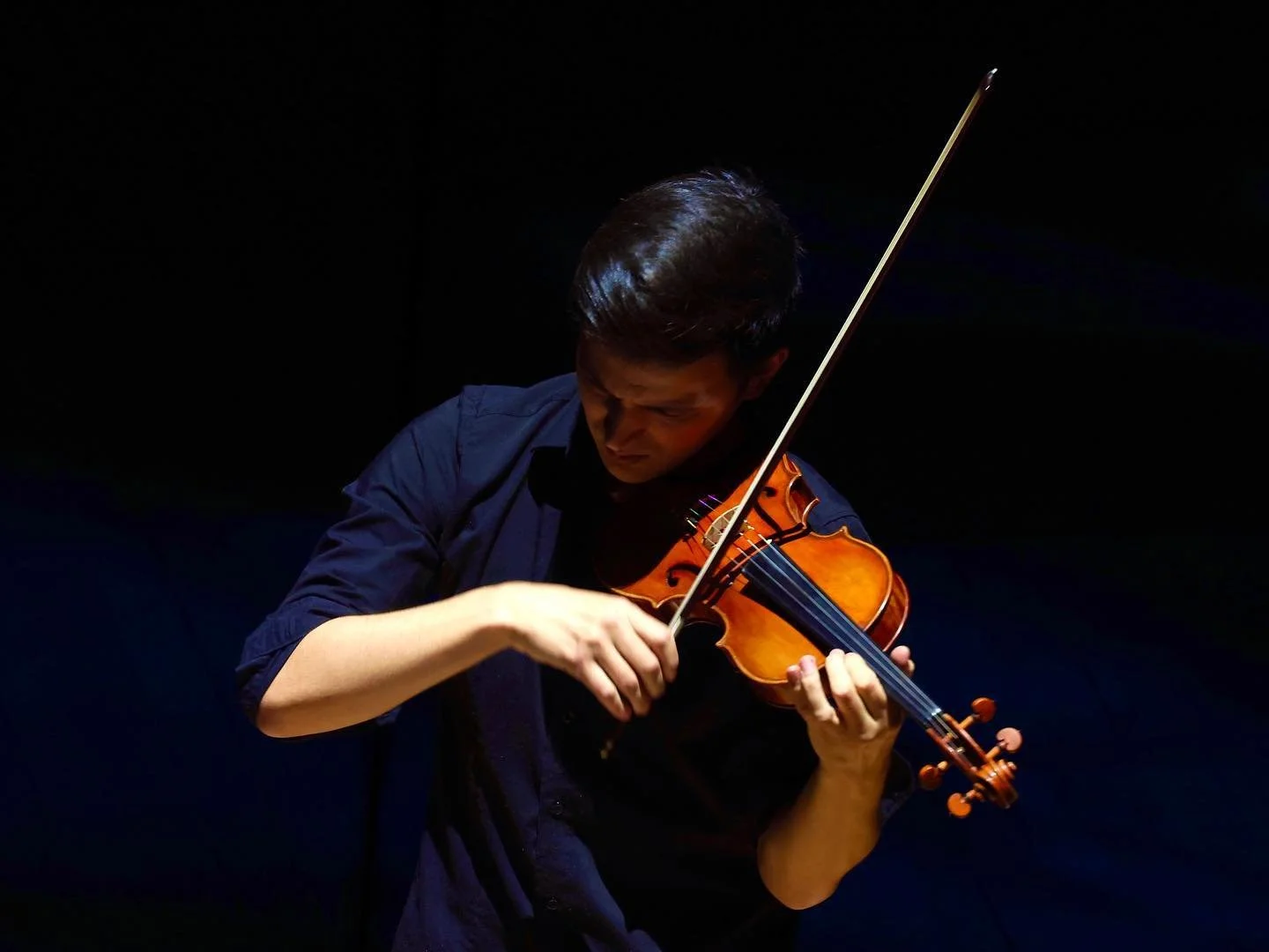 From rehearsal at Lotte Concert Hall.
&bull;
photos by @peachjohn_kr
&bull;
#violin #violinist #classicalmusic #seoul #christiankim #바이올린 #바이올리니스트 #크리스티안김 #클래식음악 #롯데콘서트홀
