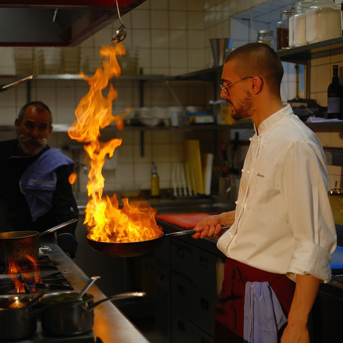 When the chilly March weather gets us, we turn up the heat and watch the flames dance in the pan! 🔥

Come to Mancini, cozy up and enjoy an authentic Italian meal - always made and delivered by our passionate staff.

Benvenuti!

🇸🇪 N&auml;r det kal