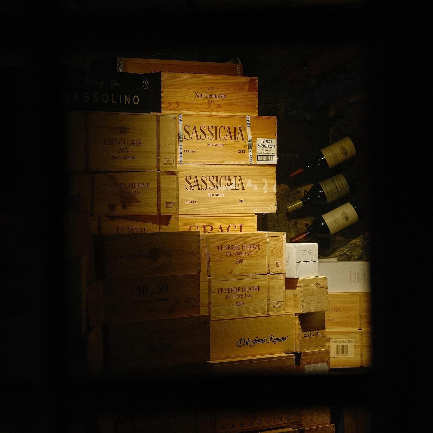 &ldquo;The cellar, perfectly managed by talented Giancarlo Clark, boasts 2,000 bottles, very deep on the vintages, among the most beautiful collections in Northern Europe&rdquo;, @gambero_rosso 

🇸🇪 &ldquo;Vink&auml;llaren, perfekt hanterad av den 