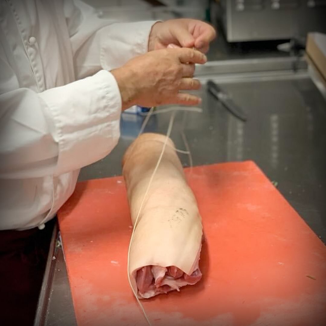 Domenico is preparing a tasteful Porchetta as an idea for the new lunch menu that will be released next week. Keep an eye out for our new lunch menu in our social channels.

We wish you all a great weekend!✨

🇸🇪Domenico f&ouml;rbereder en smakfull 