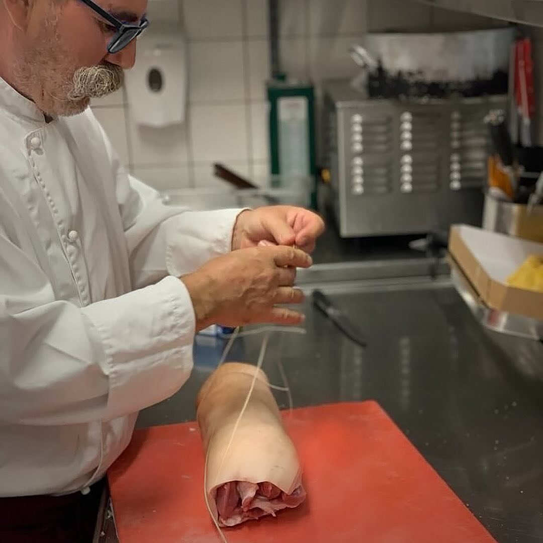 Domenico is preparing a tasteful Porchetta as an idea for the new lunch menu that will be released next week. Keep an eye out for our new lunch menu in our social channels.

We wish you all a great weekend!✨

🇸🇪Domenico f&ouml;rbereder en smakfull 