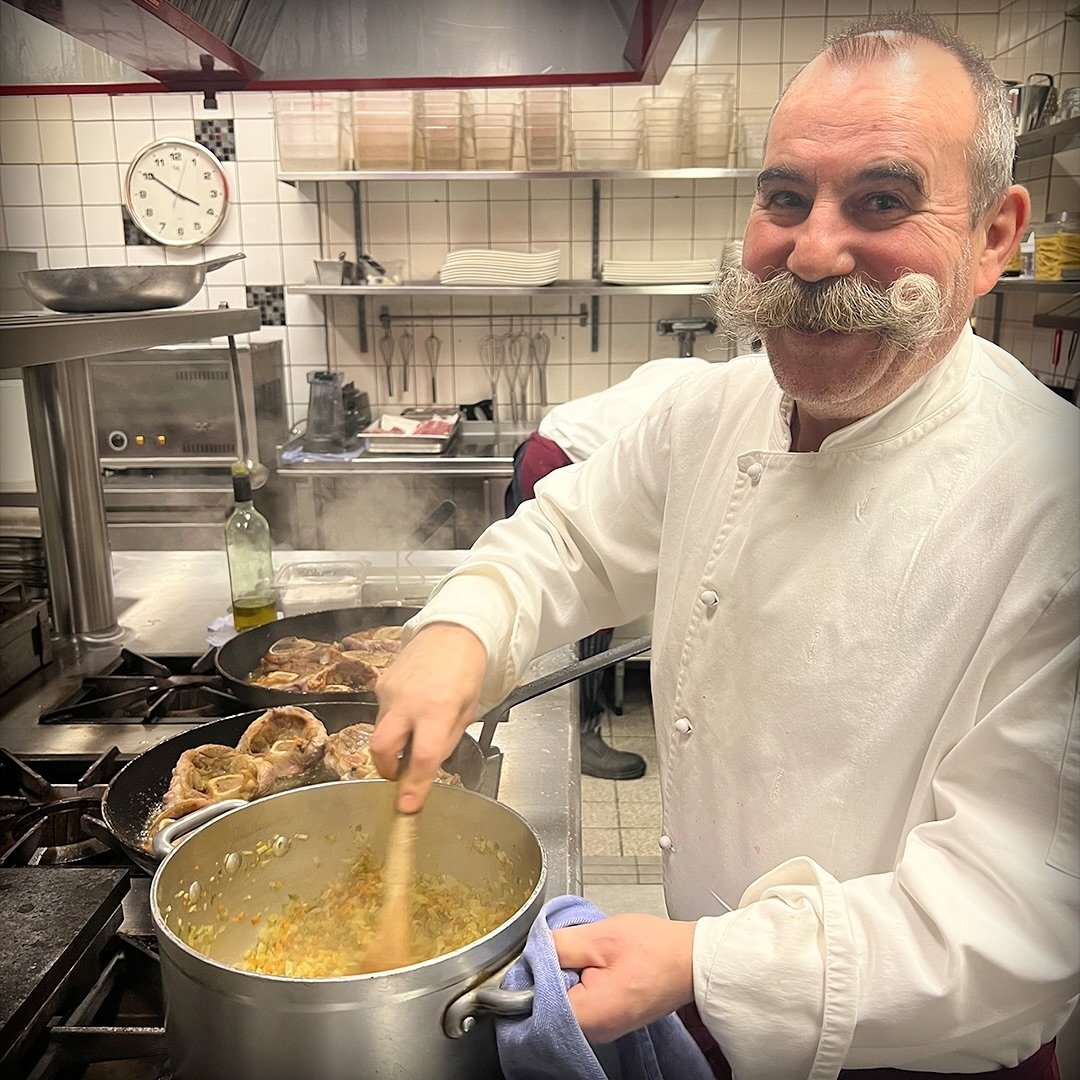 Domenico, as always, in action in the kitchen. The question is:

What is he sauteing on the stove? 🤔

Hint: Often called &rdquo;the holy trinity,&rdquo; this base is essential in a wide range throughout the Italian cuisine. 🇮🇹

🇸🇪 Full rulle med