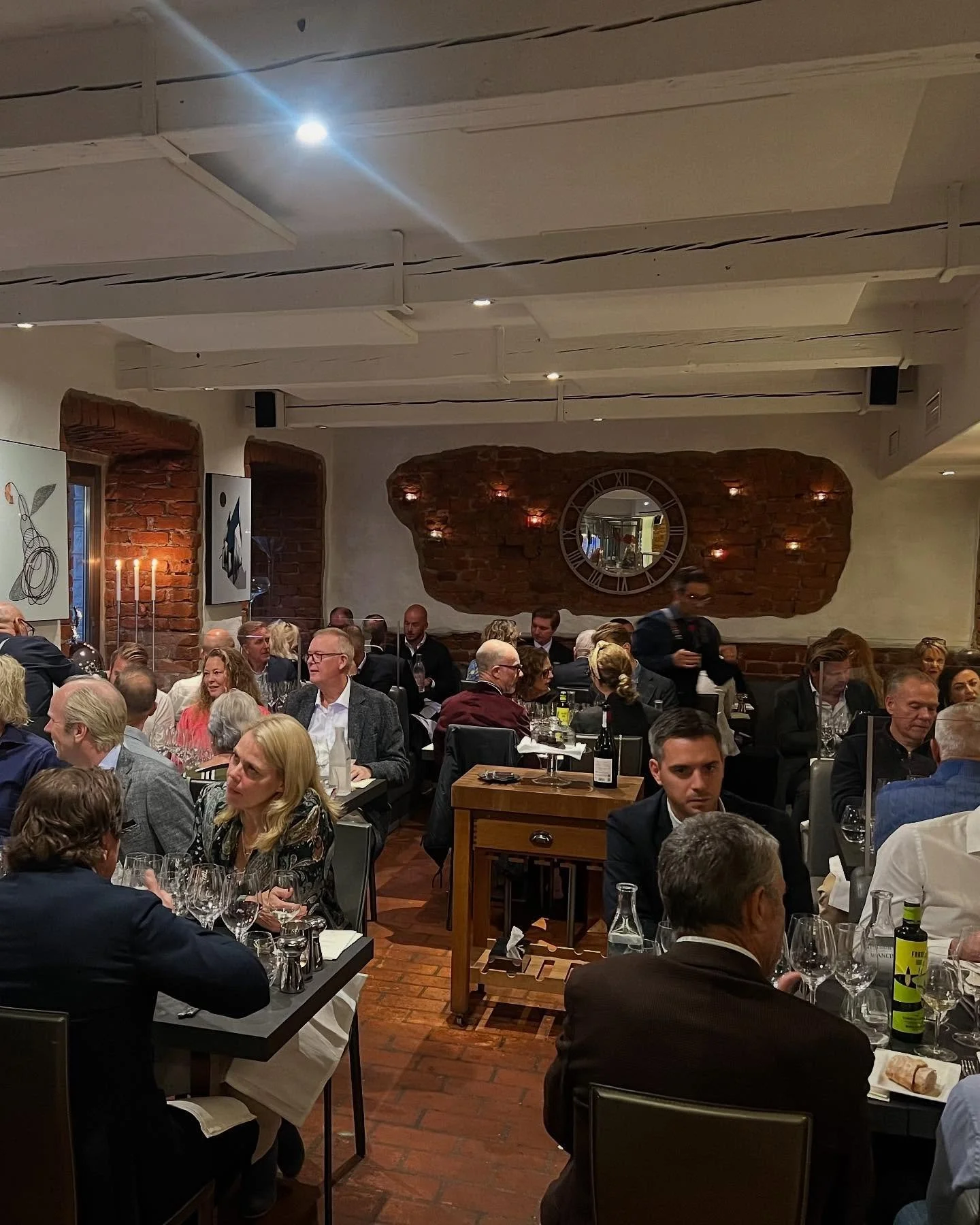 The stage is set, the wine is ready and Mancini is filled with guests for another unforgettable Winemaker&rsquo;s Dinner 🍷✨

Cin cin to an evening of food, wine and fantastic company!

🇸🇪 Restaurangen st&aring;r dukad, vinet ligger redo och Mancin
