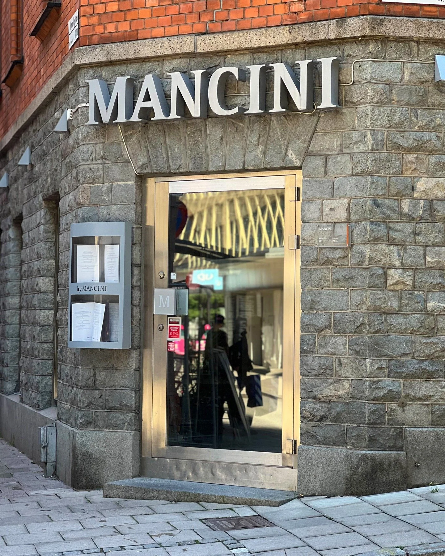 The sun is shining, the weekend is calling. This Friday we invite you to Italy&rsquo;s warmth with a glass of red in hand and flavors crafted to linger. Hope to see you soon at Mancini, benvenuti! 🍷🇮🇹

🇸🇪Solen skiner och helgen kallar. Denna fre