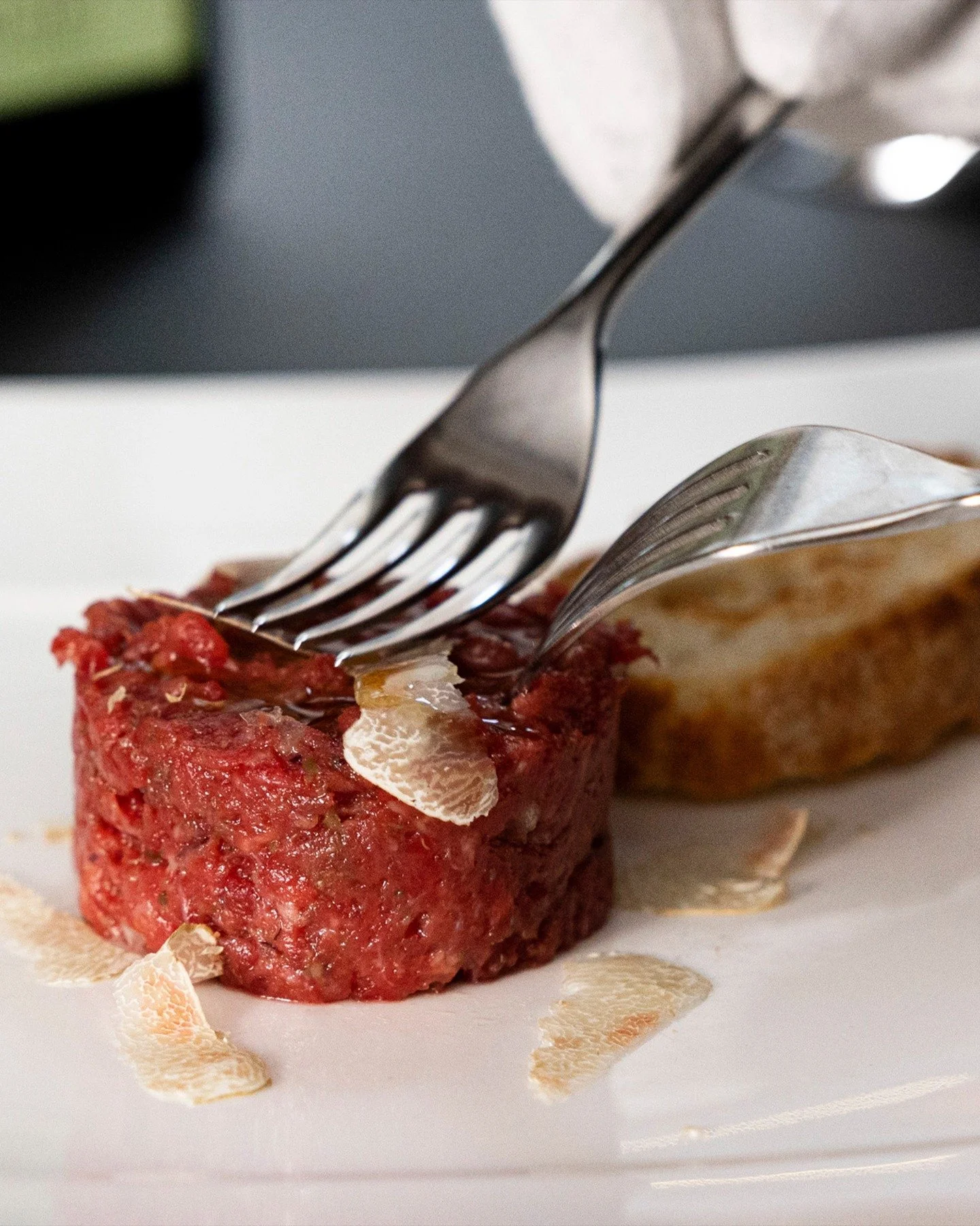 White truffle season is calling &mdash; and our Tartar Piemontese is the answer. 😉

Come in, taste a piece of Piemonte, and enjoy an evening of Italian elegance at Mancini! 🍷

🇸🇪 Tryffels&auml;songen &auml;r h&auml;r &ndash; och v&aring;r Tartar 