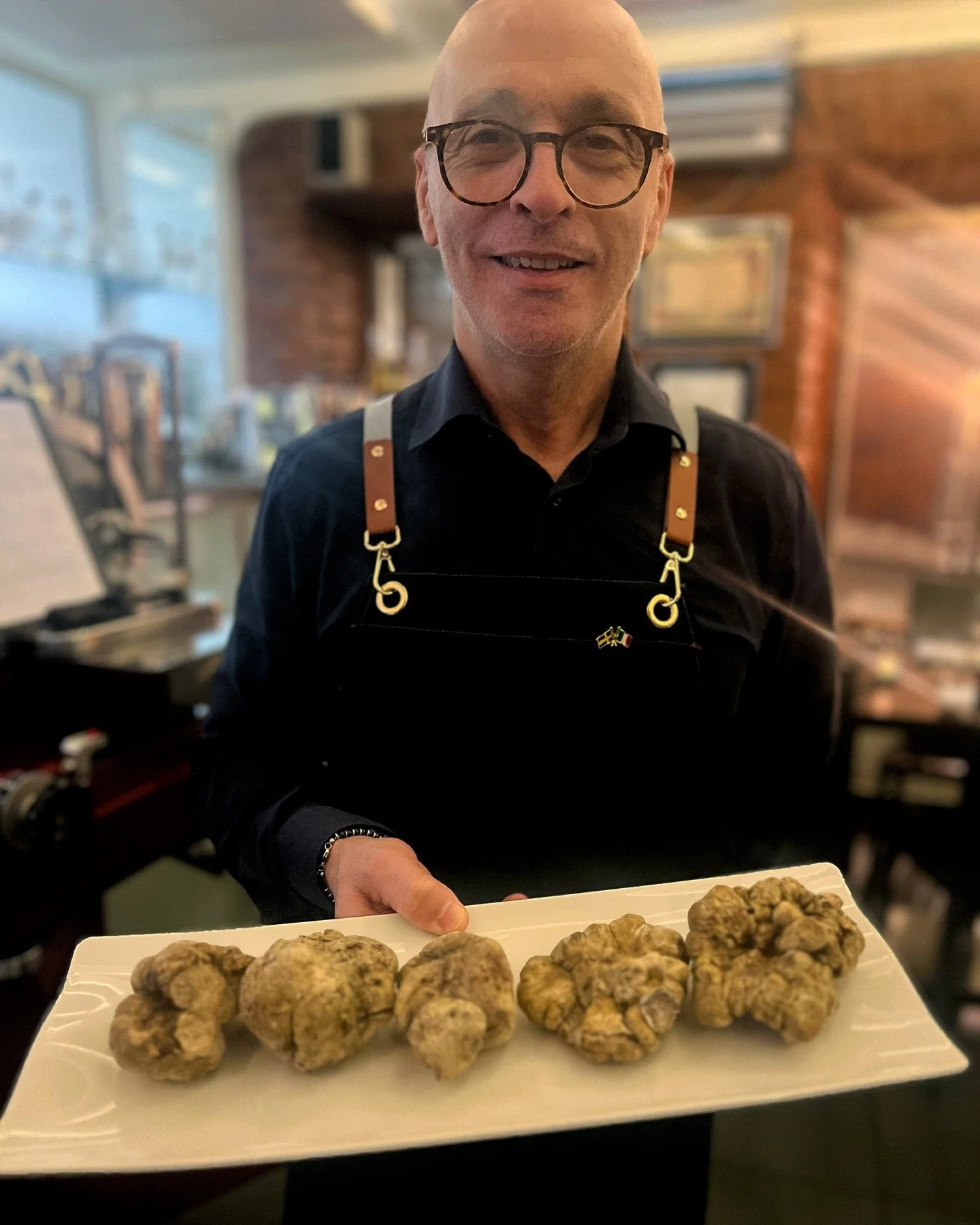 Our new white truffle just arrived from Italy and is ready to be served for a weekend of unforgettable flavours.
Benvenuti!🇮🇹

🇸🇪V&aring;r nya vita tryffel har just anl&auml;nt fr&aring;n Italien och &auml;r redo att serveras f&ouml;r en helg fyl